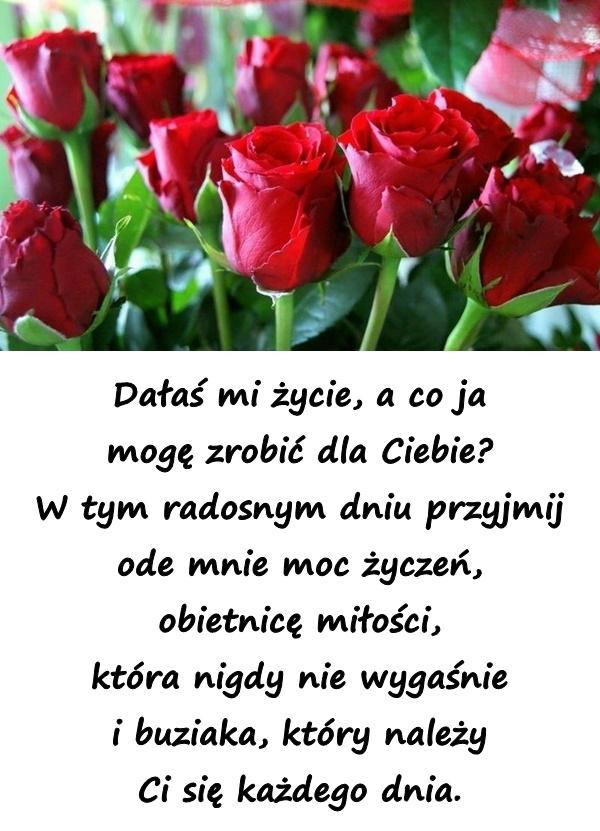 Czerwone róże z życzeniami na dzień matki